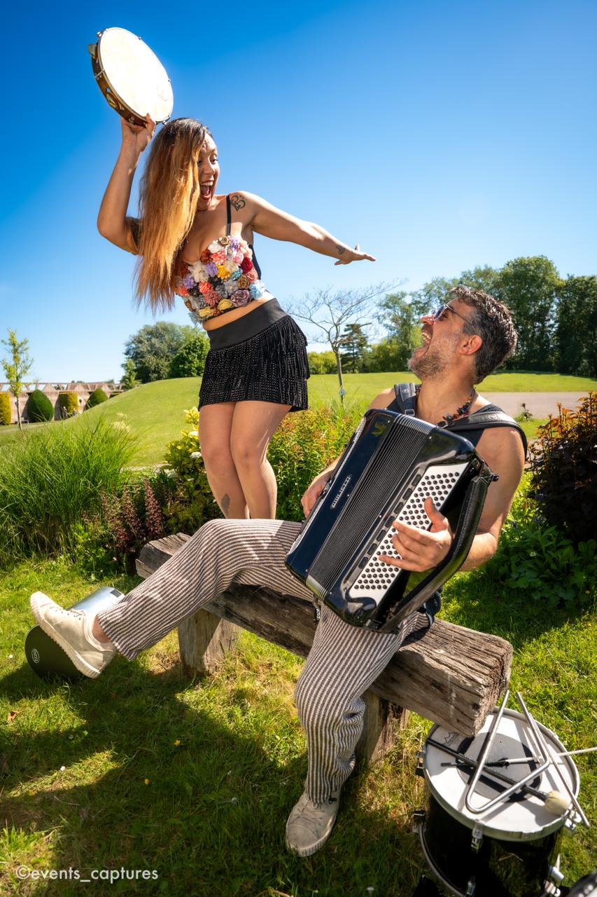 Balladeux — Rodrigo à l'accordéon et Pamela au tambourin, en plein air
