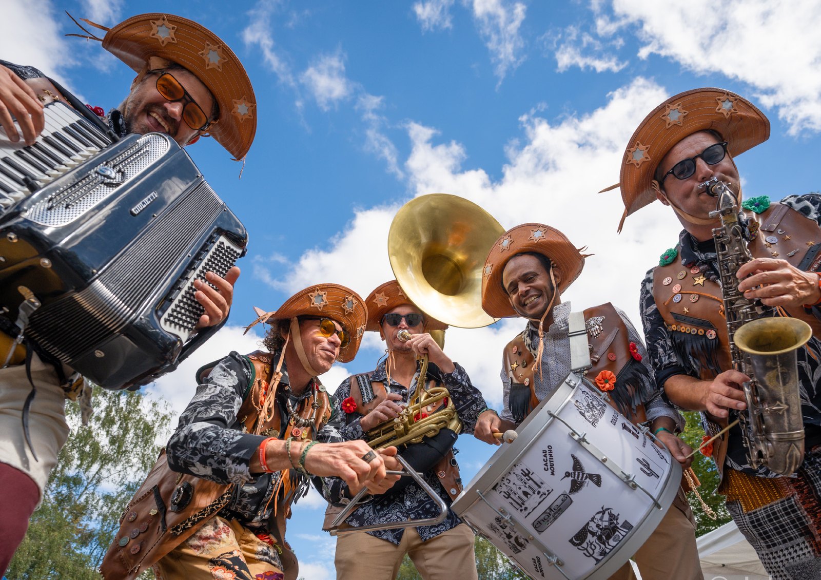 Fanfare Voa Voa, musiciens en contre-plongée sous le ciel bleu